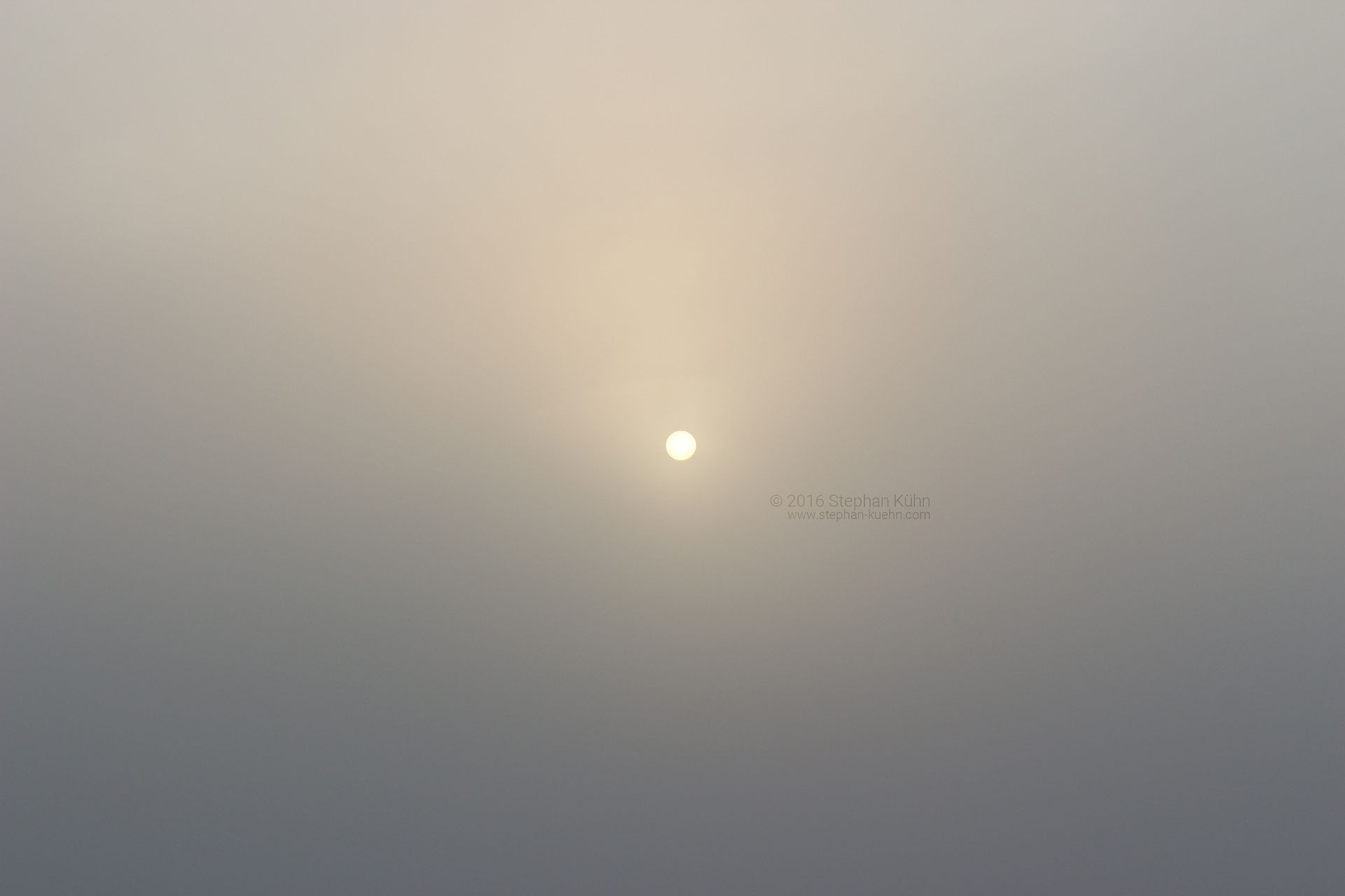 Sonne im Nebel 1 copyright © 2016 Stephan Kuehn
