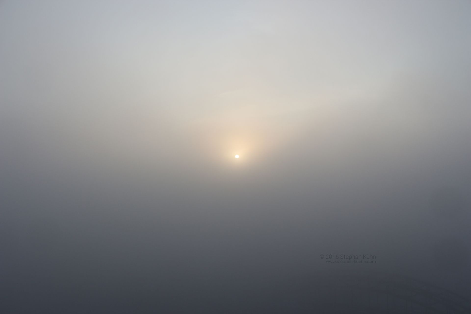 Sonne im Nebel 2 copyright © 2016 Stephan Kuehn